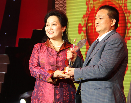 “善行义举 感动中国”2009公益中国年度颁奖晚会日前在京隆重举行