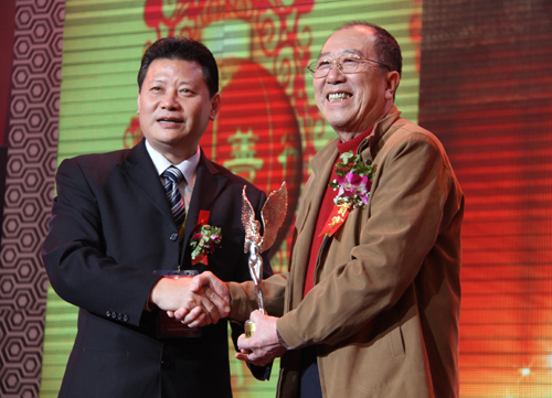 “善行义举 感动中国”2009公益中国年度颁奖晚会日前在京隆重举行