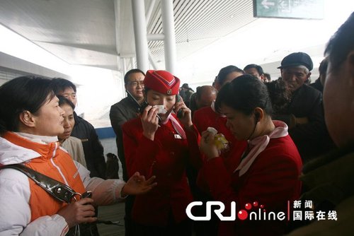 郑西高铁车长抹泪致歉滞留乘客