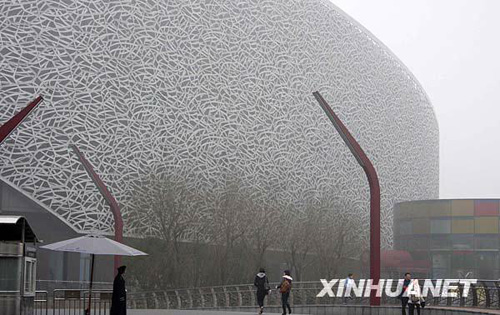 各地遭大雾侵袭 出行受影响