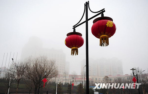 各地遭大雾侵袭 出行受影响