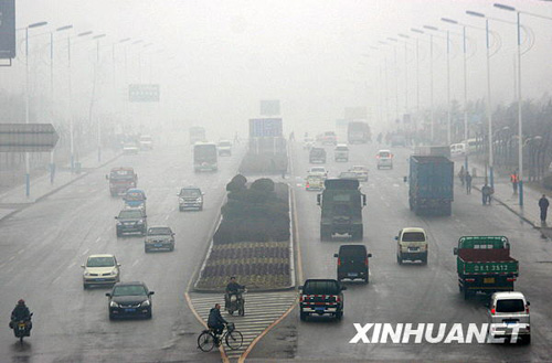 各地遭大雾侵袭 出行受影响
