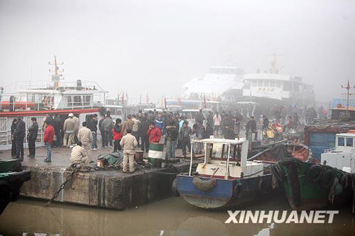 各地遭大雾侵袭 出行受影响