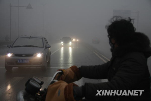 各地遭大雾侵袭 出行受影响