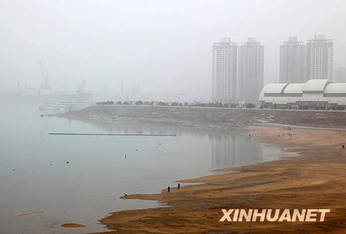各地遭大雾侵袭 出行受影响