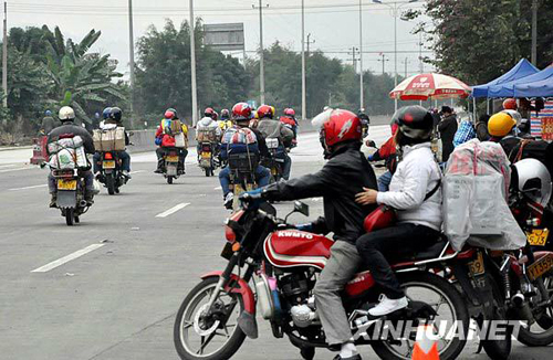 珠三角农民工组成10万摩托车大军返乡