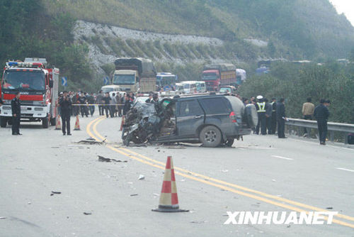 四川返乡大客车在广西坠崖 致7死50伤