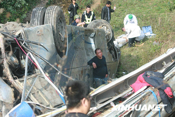 广西河池大客车坠落山谷 已造成6人死亡30多人