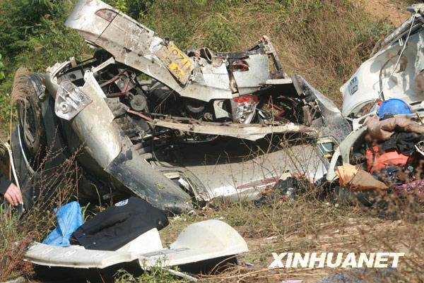 广西河池大客车坠落山谷 已造成6人死亡30多人受伤