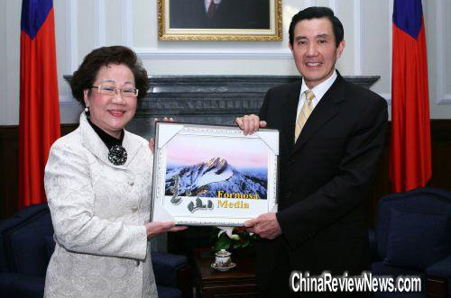 吕秀莲访马英九触犯绿营大忌 遭齐声喊打