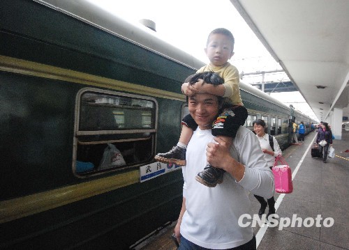 春运11日:票字当头 实名制仍需且走且看