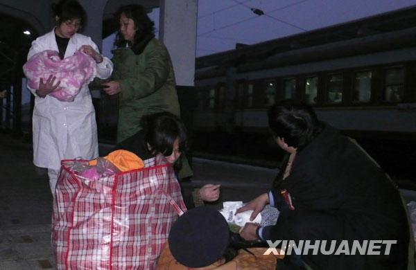 邯郸火车站一孕妇站台突产子　众人协助得平安