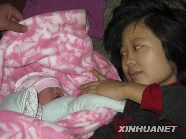 邯郸火车站一孕妇站台突产子 众人协助得平安