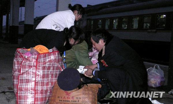 邯郸火车站一孕妇站台突产子 众人协助得平安