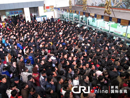 兰州大雪 客车全线停运近万人滞留