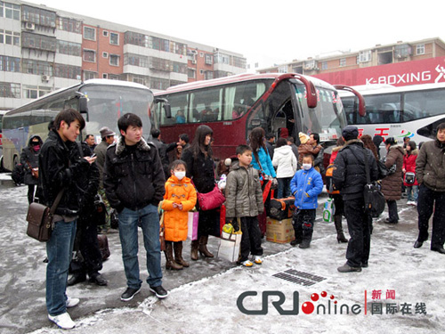 兰州大雪 客车全线停运近万人滞留