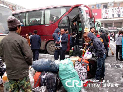 兰州大雪 客车全线停运近万人滞留