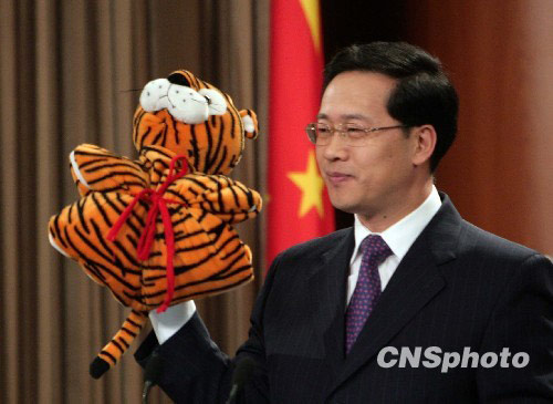 外交部发言人向中外记者送“虎”