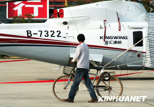 私人直升机街头停放成“焦点”