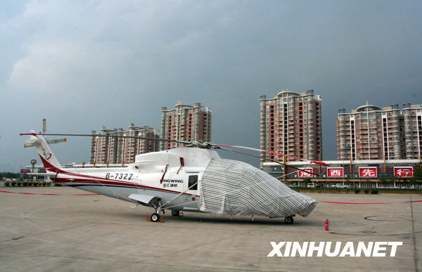 私人直升机街头停放成“焦点”