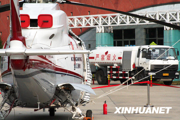 私人直升机街头停放成“焦点”