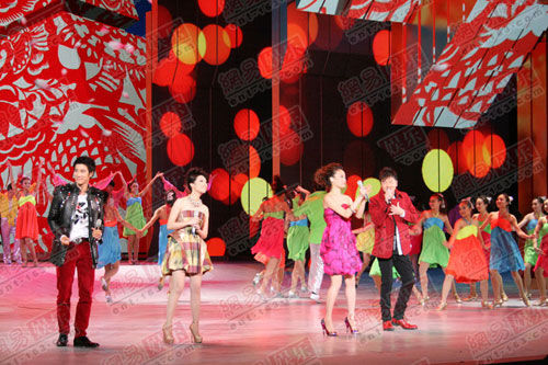 春晚终彩王菲效果震撼 陈奕迅容祖儿等齐亮相