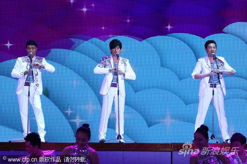 小虎队亮招牌动作 吴奇隆难再现后空翻小留遗