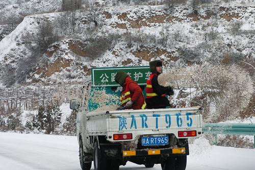 陕西公路部门全力清扫积雪保障公路交通