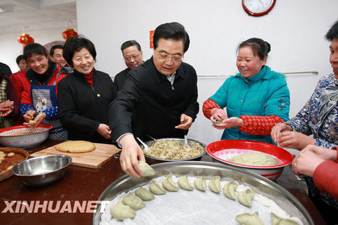 胡锦涛年三十福建做客家饭 亲自揉面炸糖枣