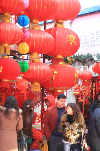 烟台三站批发市场年货大街一片繁忙