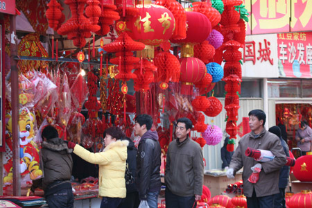 烟台三站批发市场年货大街一片繁忙