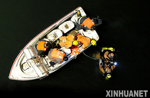 郑州事故客车打捞出水