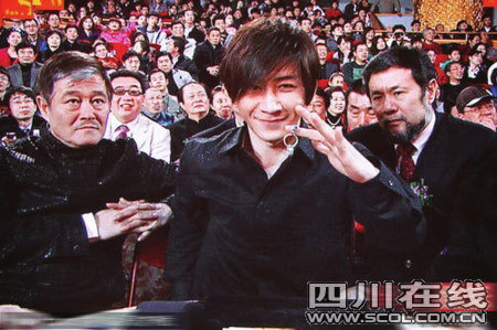 刘谦元宵魔术又被破 本山当 托儿 不敢正视镜头