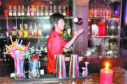 80后帅气调酒师:在工作中感受快乐