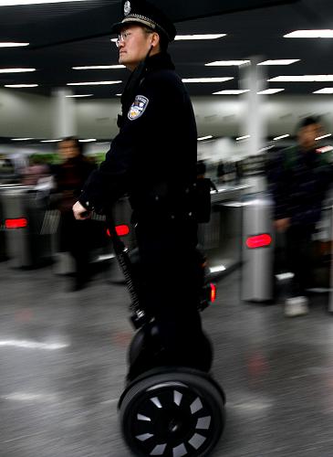民警巡逻 环保低碳