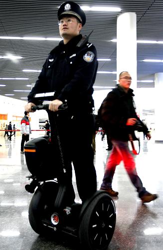 民警巡逻 环保低碳