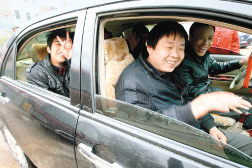 西安：职介门前老板排队 招到工人轿车拉走