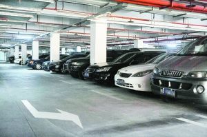 深圳经适房小区车库内豪车遍地 遭市民质疑