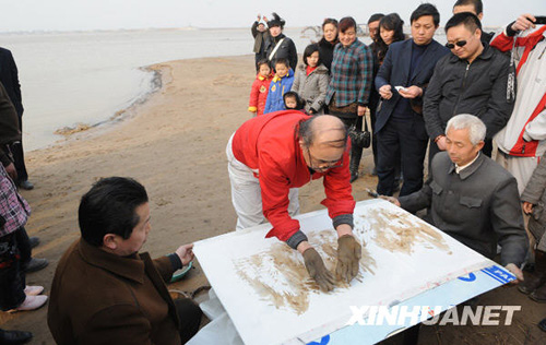 河南农民画家以双手沾黄河泥水作画获专利