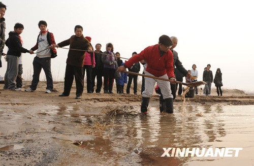 河南农民画家以双手沾黄河泥水作画获专利