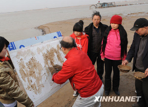 河南农民画家以双手沾黄河泥水作画获专利