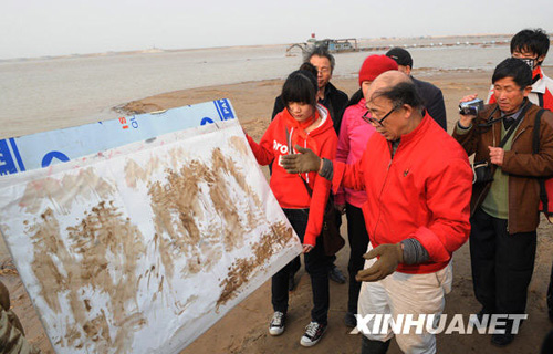 河南农民画家以双手沾黄河泥水作画获专利