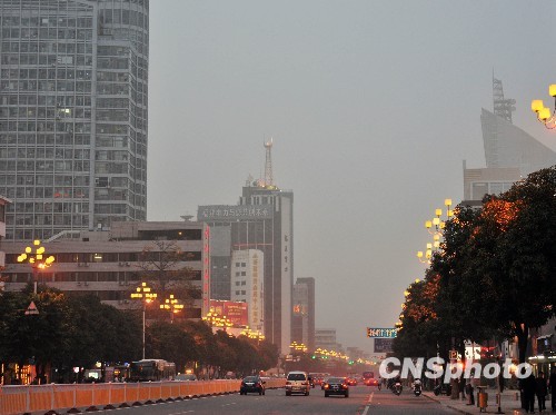 强沙尘天气再现 多种恶劣天气来袭