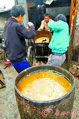 暗访珠三角地沟油三大去向 川、湘菜馆用油最多