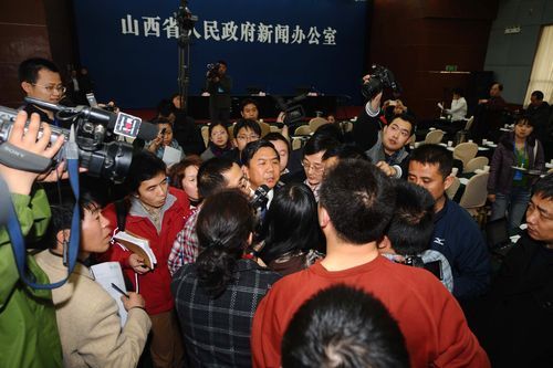 山西问题疫苗事件发布会仅持续15分钟遭抗议