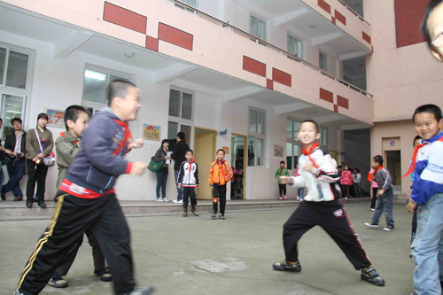 南平市实验小学学生课后在玩“转圈圈”舒缓心理压力