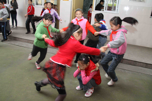 南平市实验小学学生课后在玩“转圈圈”舒缓心理压力