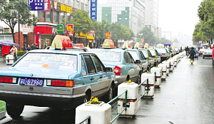 丹阳出租车遭遇“拒保”百辆车“趴窝”