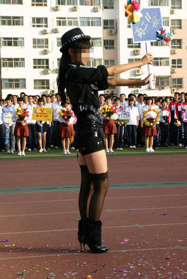 黑丝袜女 惊现高中运动会网友指美育德育失败