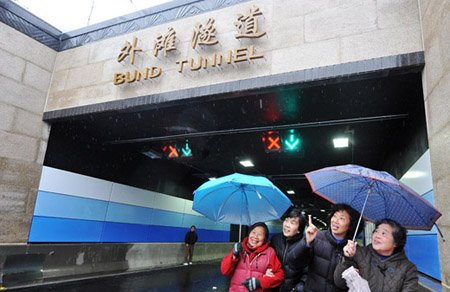 昨天下午,家住外滩隧道北段附近的30余位社区居民,在上海城建隧道股份